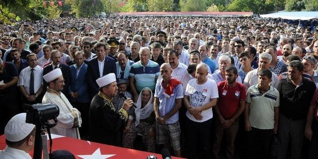 Antalya Şehidine Ağlıyor