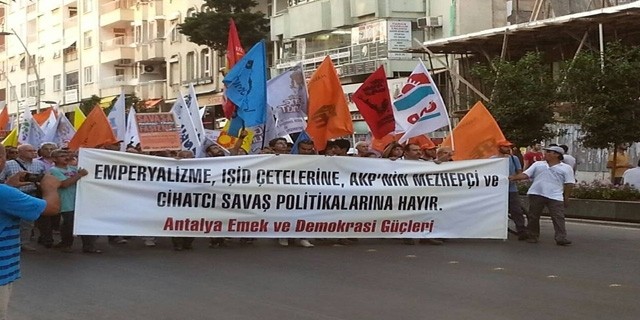 Antalya'da Barış Günü'nde Protesto